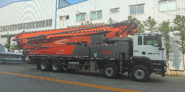 科尼樂泵車場地窄也能高效施工！科尼樂 32 米泵車單側(cè)支撐布料優(yōu)勢解析